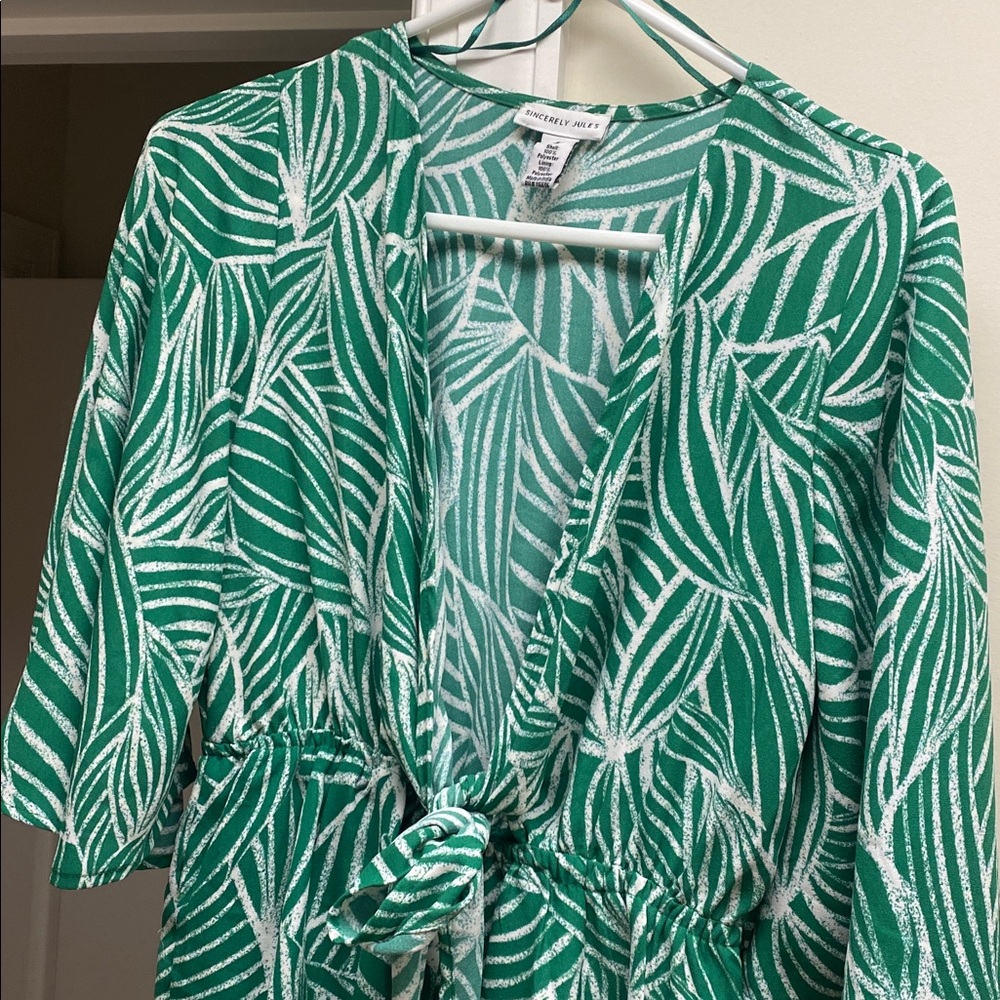 Sincerely Jules Green and White Leaf Print Shorts Romper / Sz S EUC
